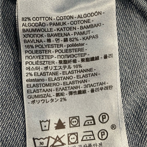 Levi's
•Denim Blue Trucker Jacket
•Classic 90's Style
•Casual
•Size Large - Picture 5 of 8